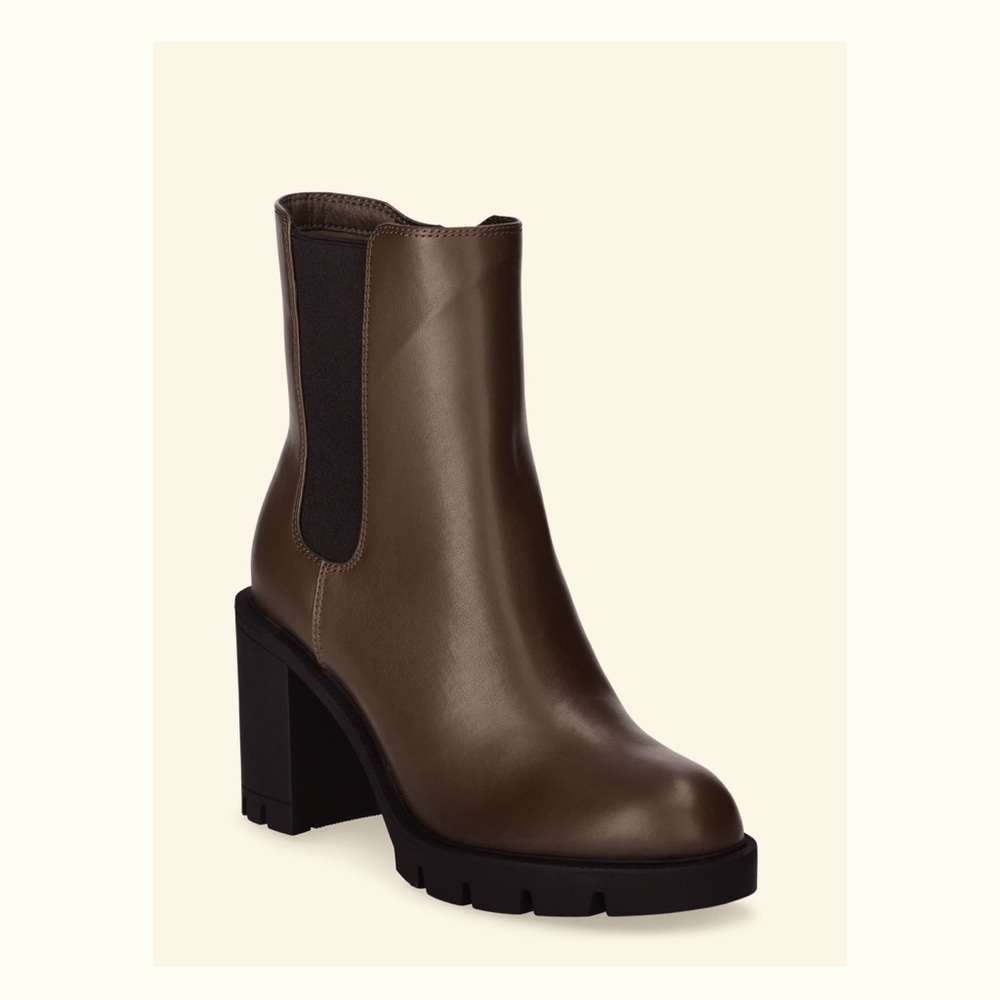 Scoop Women’s Lug Sole Chelsea Boots
